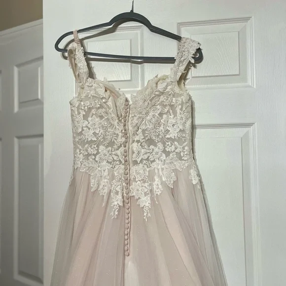 A contemporary white lace and tulle wedding dress with - Picture 3 of 14